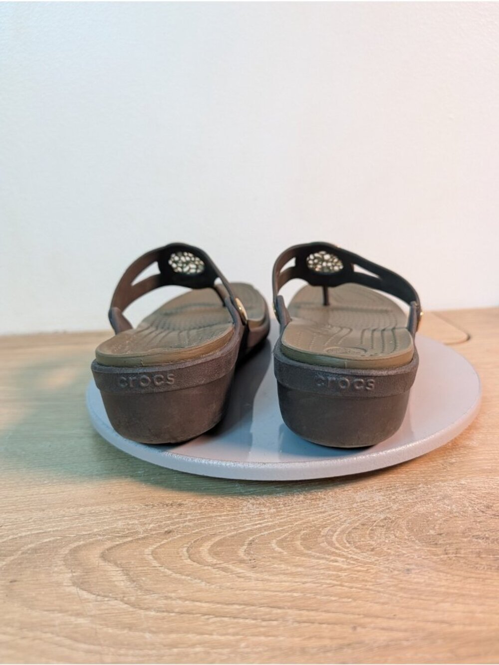 Crocs Womens Sanrah Sandals Size 10 Gold Medallion Brown Wedge Thong Slides - Picture 5 of 8